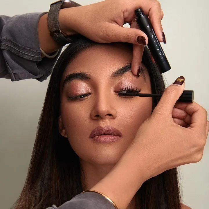 How are Indians shopping for make-up in 2022?
