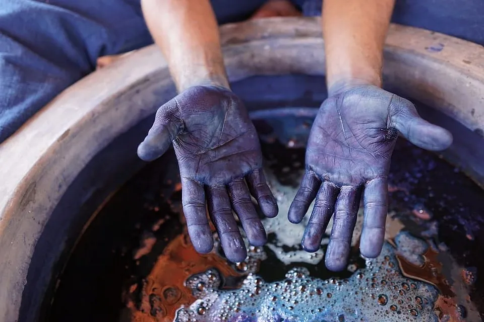 Run by local weavers, Kutch-based studio Jeevan Indigo is an ode to the beauty of indigo 