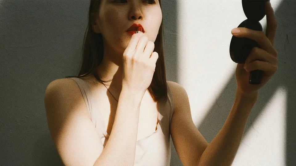 Best lipstick brands that make use of organic ingredients in their formulations 