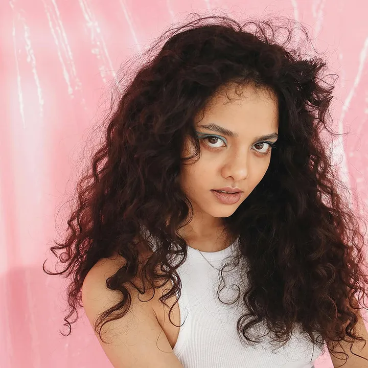 Maintain Defined Curls in Humid Weather: Essential Tips & Tricks