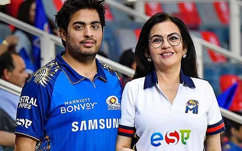 Aakash Ambani and Nita Ambani (Source - Twitter)
