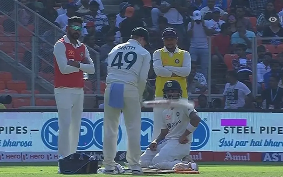 Steve Smith checking Virat Kohli's bat (Source - Twitter)