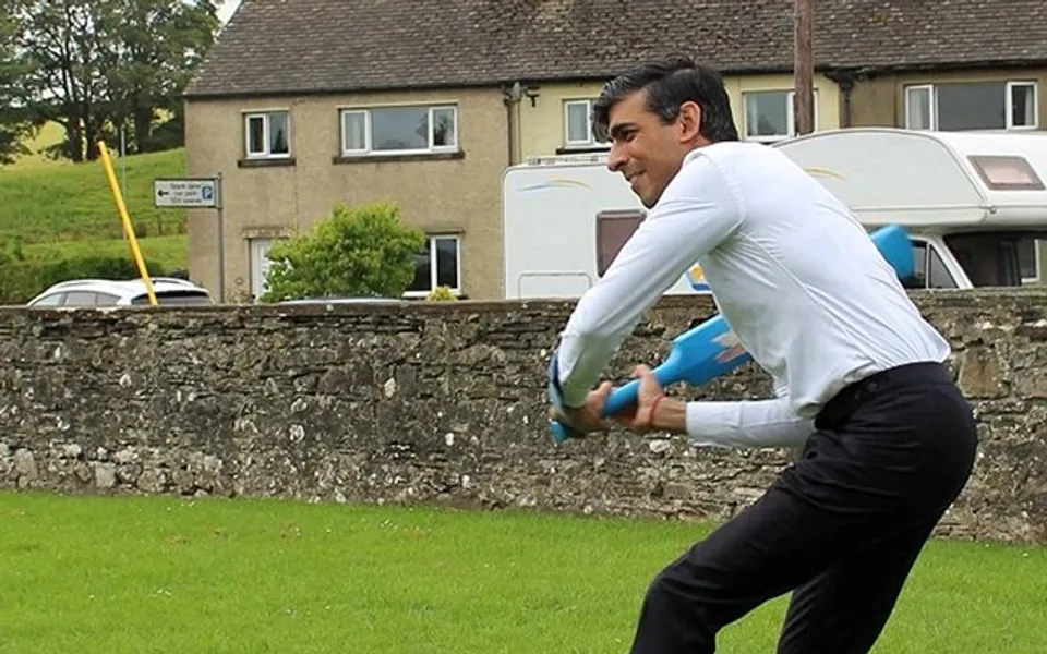 Rishi Sunak playing cricket (Source - Twitter)