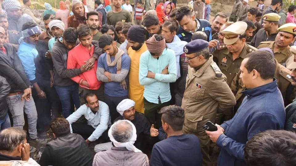 कानपुर देहात जिले में सोमवार को अतिक्रमण विरोधी अभियान के दौरान कथित रूप से आत्मदाह से मरने वाली मां-बेटी के रिश्तेदार और परिवार के सदस्य कानपुर देहात जिले में 'धरने' पर बैठे