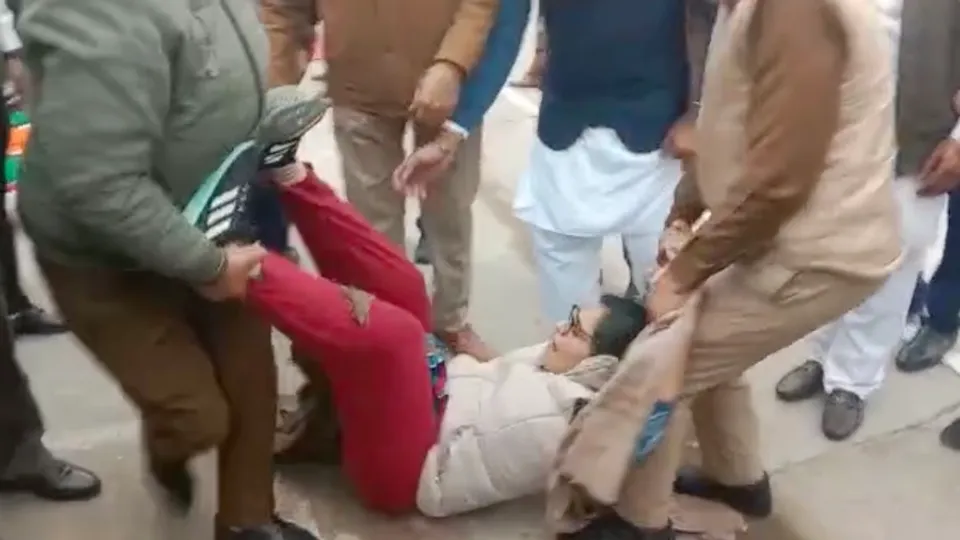 Sonia Doohan being taken away from Republic Day event for sloganeering against Sandeep Singh