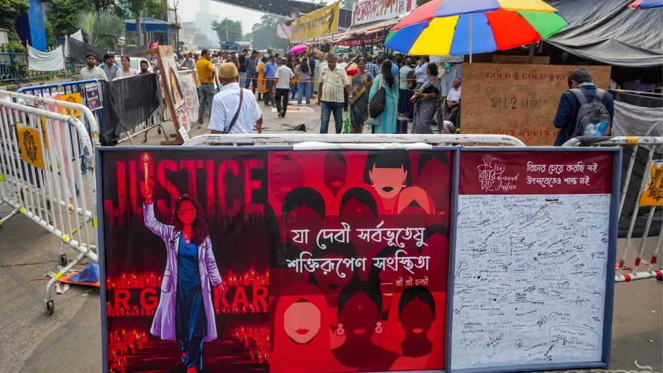 View of the 'dharna manch' where junior doctors are staging hunger strike over the alleged rape and murder of a trainee doctor, in Kolkata, West Bengal, Tuesday, Oct. 15, 2024.
