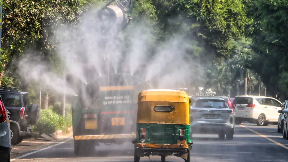 An anti-smog gun being used to spray water droplets to curb air pollution, in New Delhi, Friday, Oct. 18, 2024