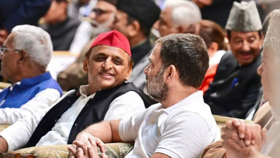 Leader of Opposition in Lok Sabha Rahul Gandhi and Samajwadi Party (SP) chief Akhilesh Yadav (File image)