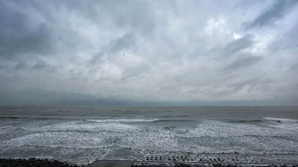 Waves crash at the beach at Digha ahead of the landfall of Cyclone 'Dana', in Purba Medinipur district, West Bengal, Thursday, Oct. 24, 2024.