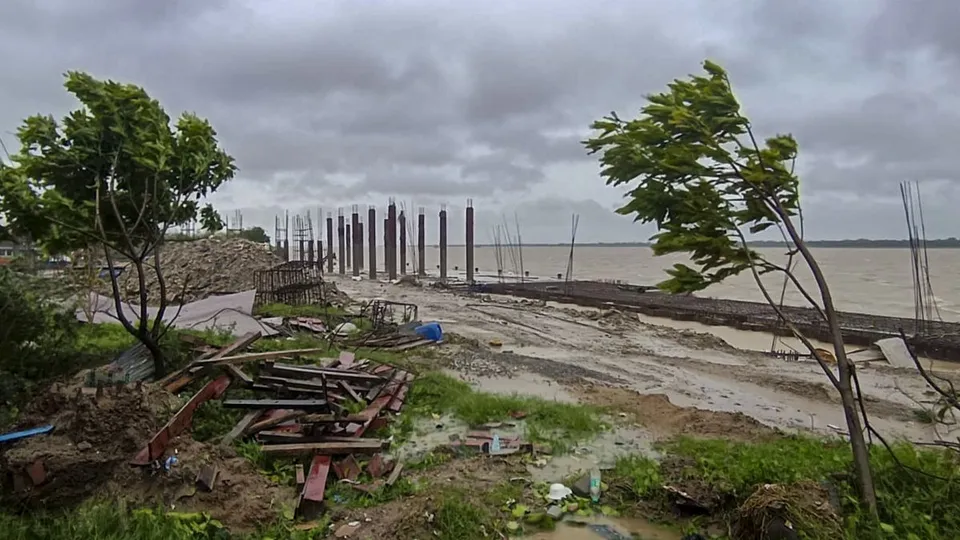 Strong winds sweep through Dhamra in the aftermath of Cyclone Dana, in Bhadrak district, Odisha, Friday, Oct. 25, 2024