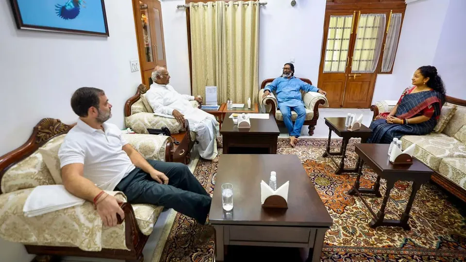 Jharkhand Chief Minister Hemant Soren with his wife and JMM leader Kalpana Soren during a meeting with LoP in Lok Sabha and Congress MP Rahul Gandhi and party President Mallikarjun Kharge