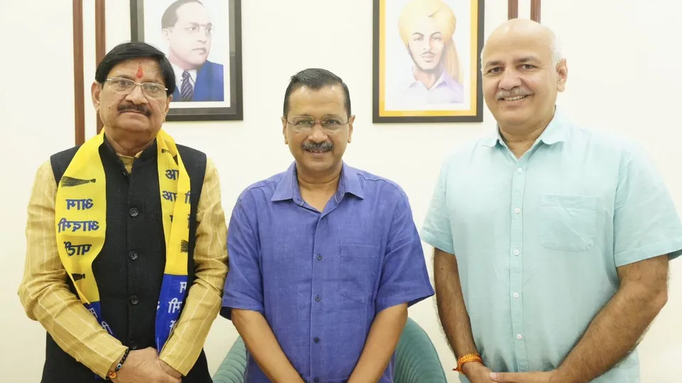 B B Tyagi with Arvind Kejriwal and Manish Sisodia
