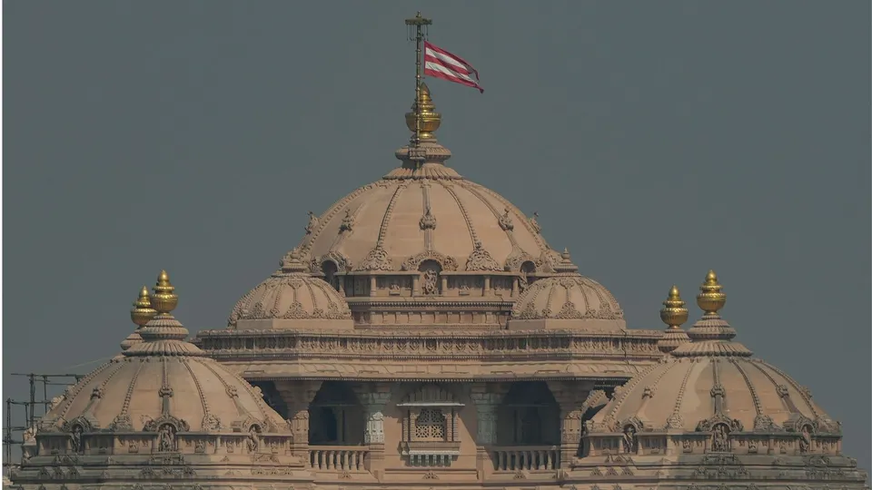 Akshardham Temple covered in a thick layer of haze blanket, New Delhi