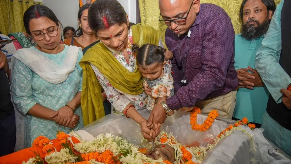 Family members perform rituals during the last rites of folk singer Sharda Sinha, in Patna, Wednesday, Nov. 6, 2024