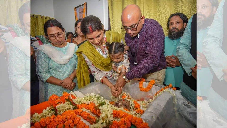 Family members perform rituals during the last rites of folk singer Sharda Sinha, in Patna, Wednesday, Nov. 6, 2024.