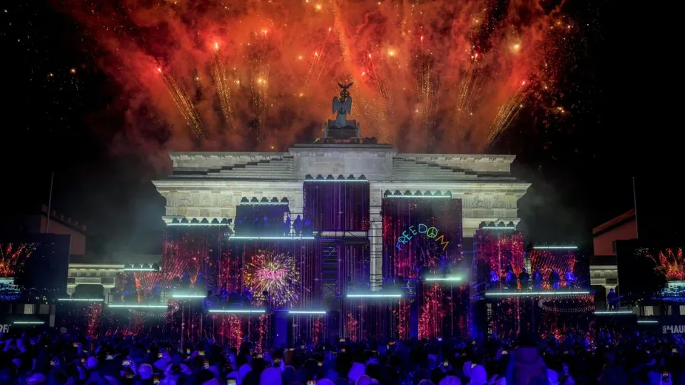 eworks light the sky during the as musicians play on stage during the concert for freedom for the 35th anniversary of the fall of the Berlin Wall, in Berlin, Germany, Saturday, Nov. 9, 2024