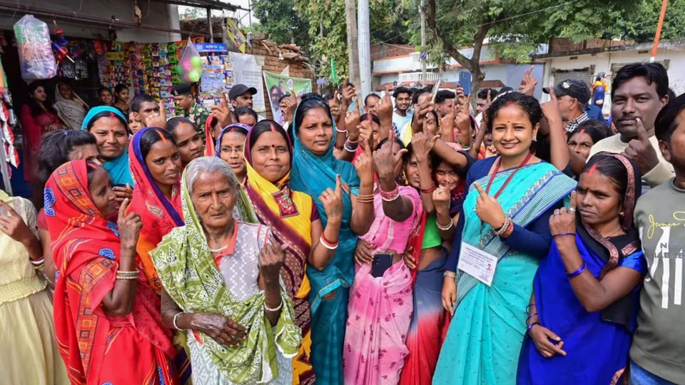 JMM leader Kalpana Soren with voters at a polling booth during the second and last phase of Jharkhand Assembly elections.