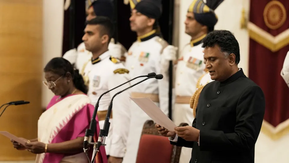 President Droupadi Murmu administers oath to the Comptroller and Auditor General (CAG) of India K Sanjay Murthy, at the Rashtrapati Bhavan, in New Delhi, Thursday, Nov. 21, 2024.
