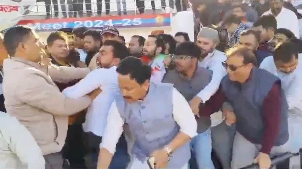 Congress' Uttarakhand chief Karan Mahara clashed with journalists