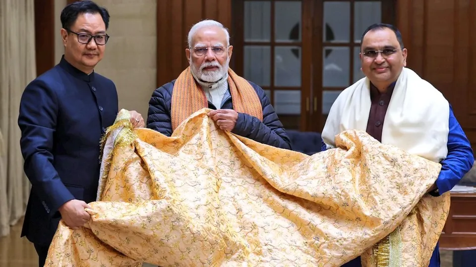 Narendra Modi presents the Chadar to Kiren Rijiju that would be offered on his behalf at the Ajmer Sharif Dargah on the Urs of Khwaja Moinuddin Chishti.