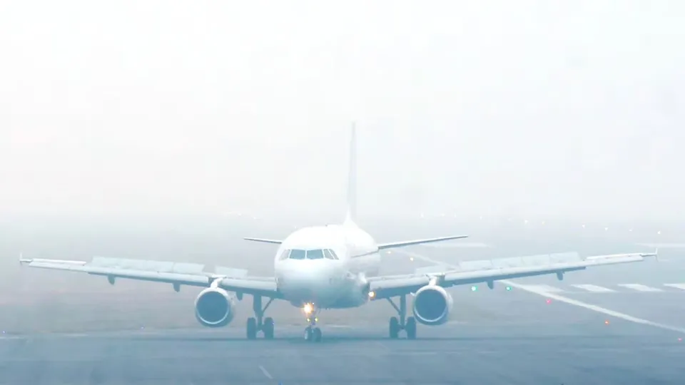 Delhi Airport Delhi Fog Flight Delay Srinagar Airport Aviation image