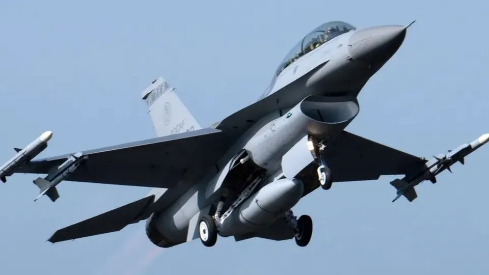 F 16 fighter plane image
