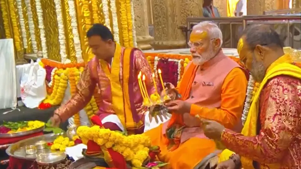 Narendra modi offers prayer at Somnath Temple image