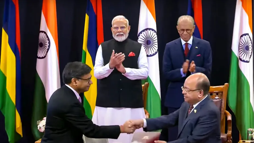 Prime Minister Narendra Modi and Mauritius Prime Minister Navinchandra Ramgoolam during a joint press meet, in Mauritius.