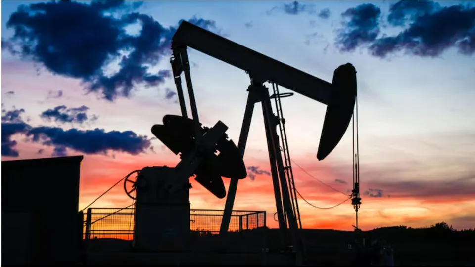 Crued oil image