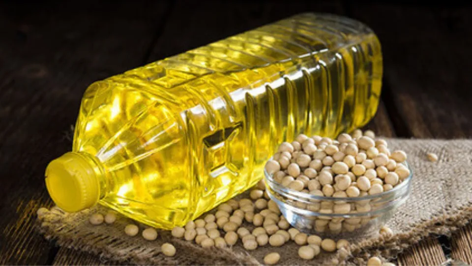 Crude soyabean oil image