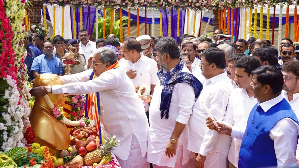 Karnataka CM Siddaramaih pays floral tribute to BR Ambedkar on His 135th birth anmnivwrsary. Ambedkar Jayanti.