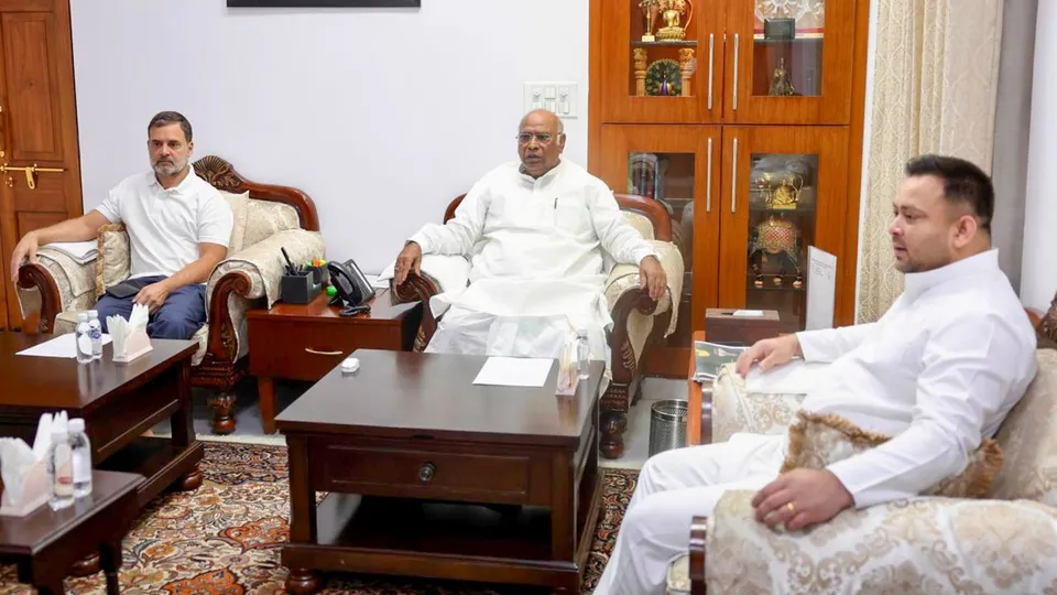 Tejashwi Yadav Mallikarjun Kharge Rahul Gandhi