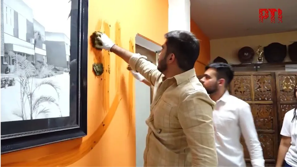 DUSU president Ronak Khatri defaces Laxmibai College Prinicipla office.