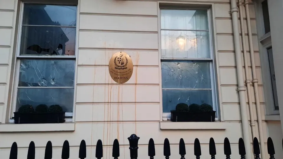 Pakistan High Commission in London Windows