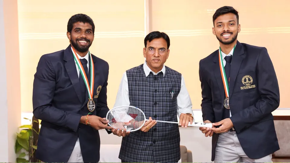 Sports Minister Mansukh L Mandaviya with badminton players Chirag Shetty and Satwiksairaj Rankireddy who were honoured with Major Dhyan Chand Khel Ratna Award 2023, in New Delhi.