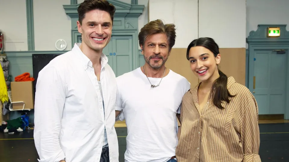 Shah Rukh Khan with Come Fall in Love team 