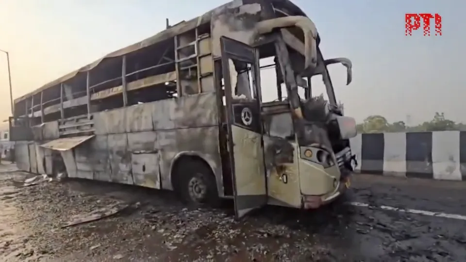 A bus catches fire on Kisan Path in Mohanlalganj area of Lucknow. The bus was going from Bihar to Delhi.