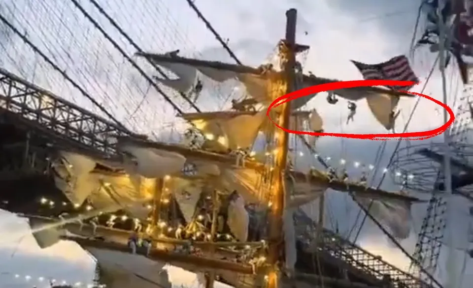 Mexican navy training vessel hits New York's Brooklyn Bridge