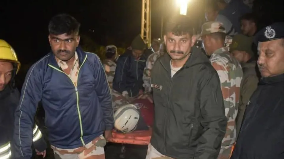 Tourist vehicle plunges into Teesta river 