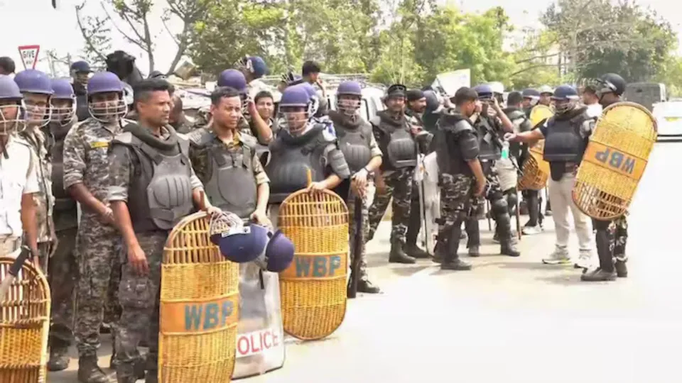 Mob clashes with West bengal police