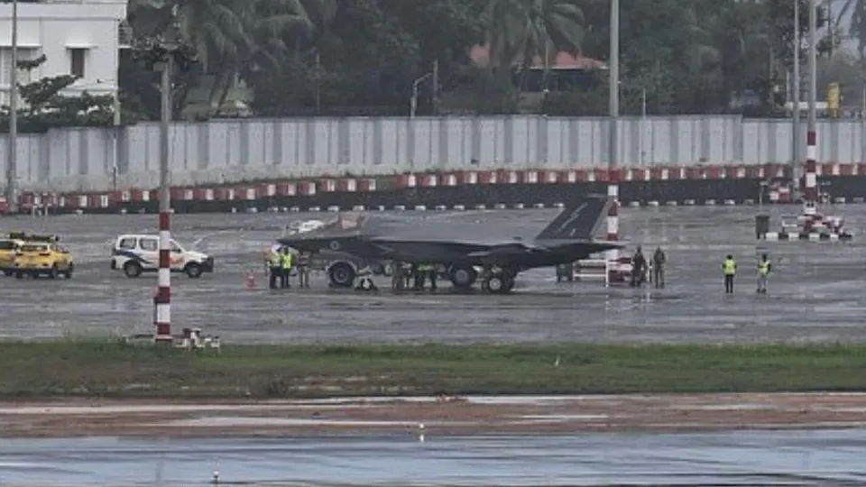 Birtish fighter F 35 Jet makes emergency landing