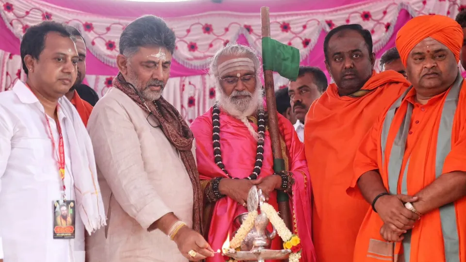 Rambapuri seer Rajadeshikendra Shivacharya D K Shivakumar