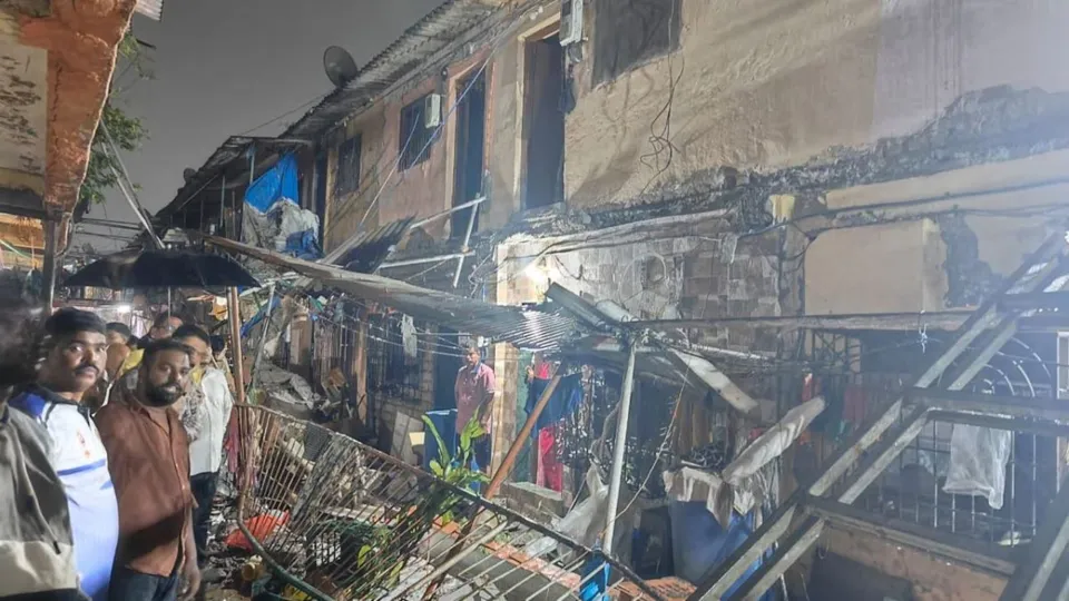 Thane chawl collapses
