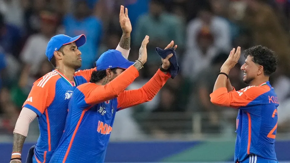 India's Kuldeep Yadav, right, celebrates the wicket of Pakistan's Shaheen Shah Afridi during the Asia Cup cricket final between India and Pakistan at Dubai International Cricket Stadium, United Arab Emirates, Sunday, Sept. 28, 2025.(AP /PTI)