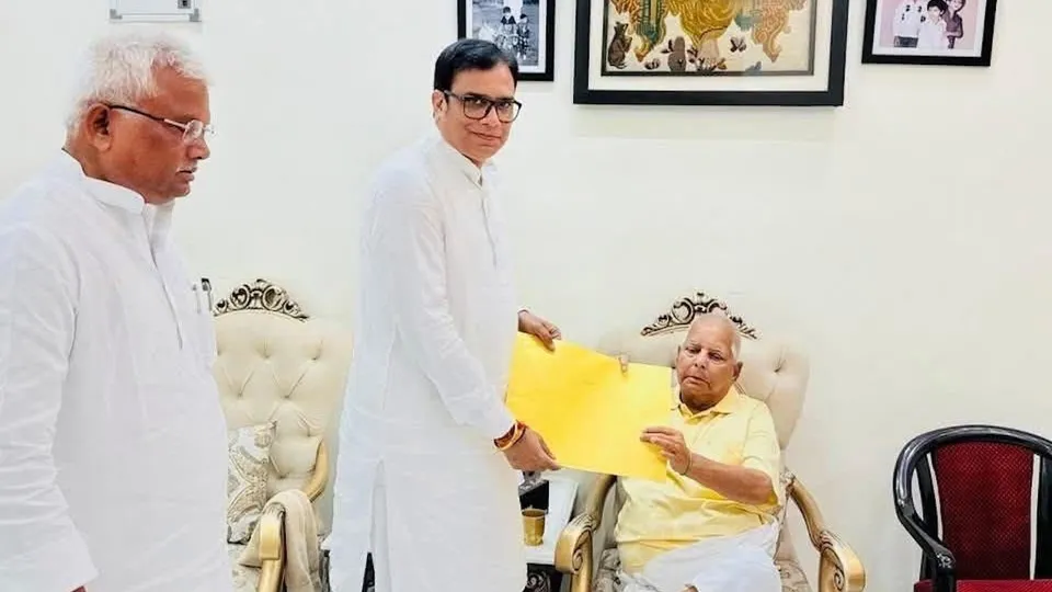 RJD chief Lalu Prasad Yadav begin distributing tickets for the upcoming Bihar Assembly Elections 2025.
