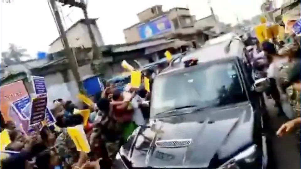 suvendu adhikar car attacked
