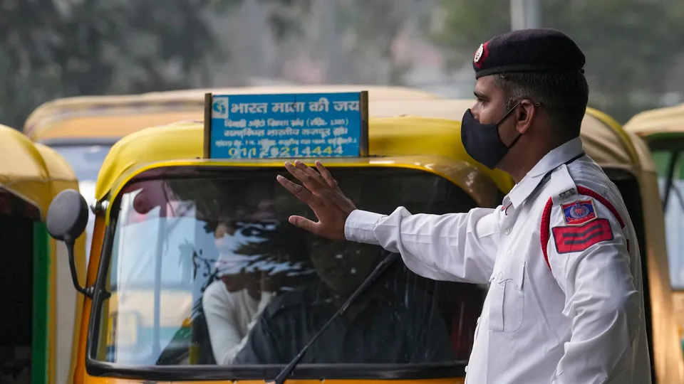 A traffic police officer wears a facemask while controlling traffic amid deteriorating air quality in northern India, Monday, Nov. 10, 2025.
