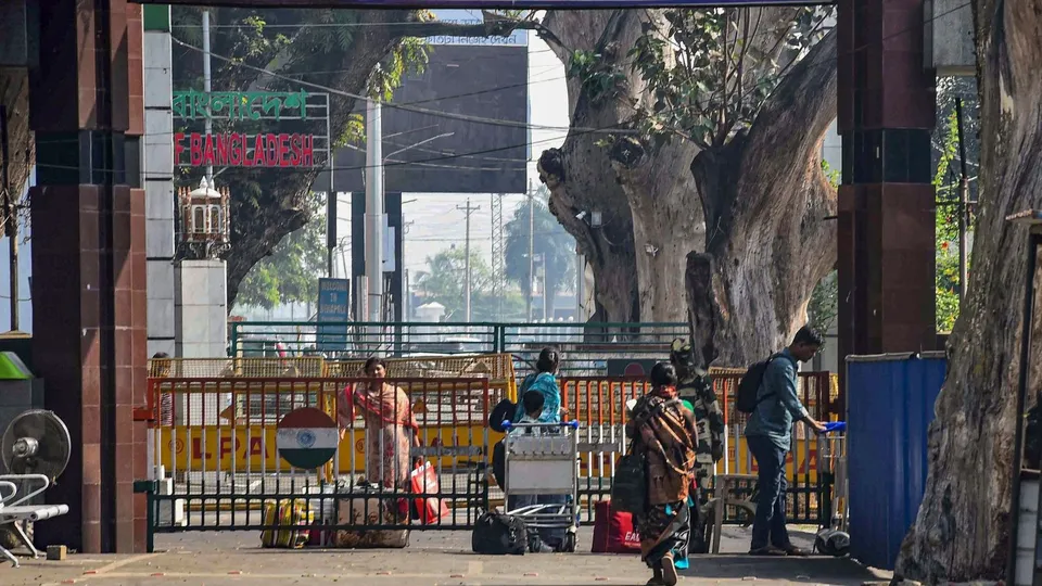 India Bangladesh Border Bangladeshi Leaving India West Bengal SIR