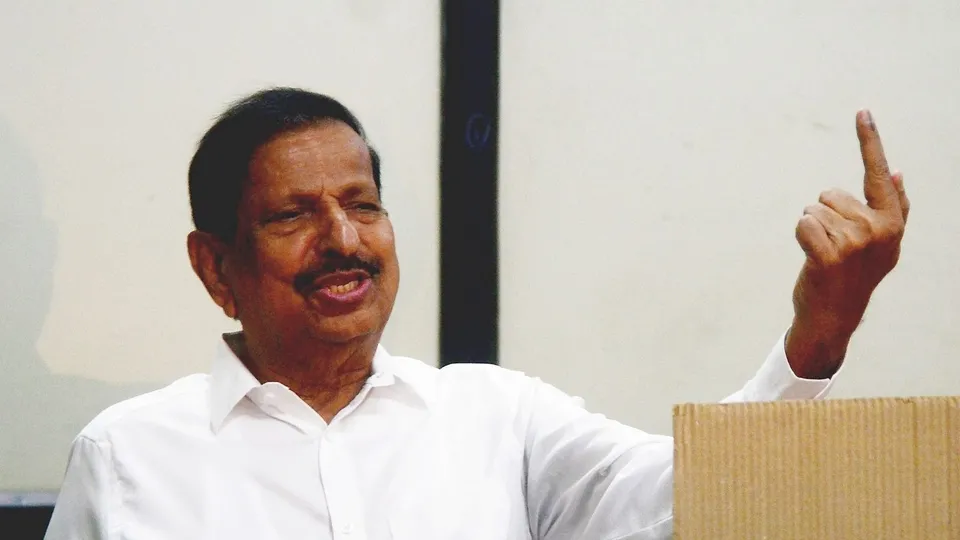 Ganesh Naik casts vote in Navi Mumbai