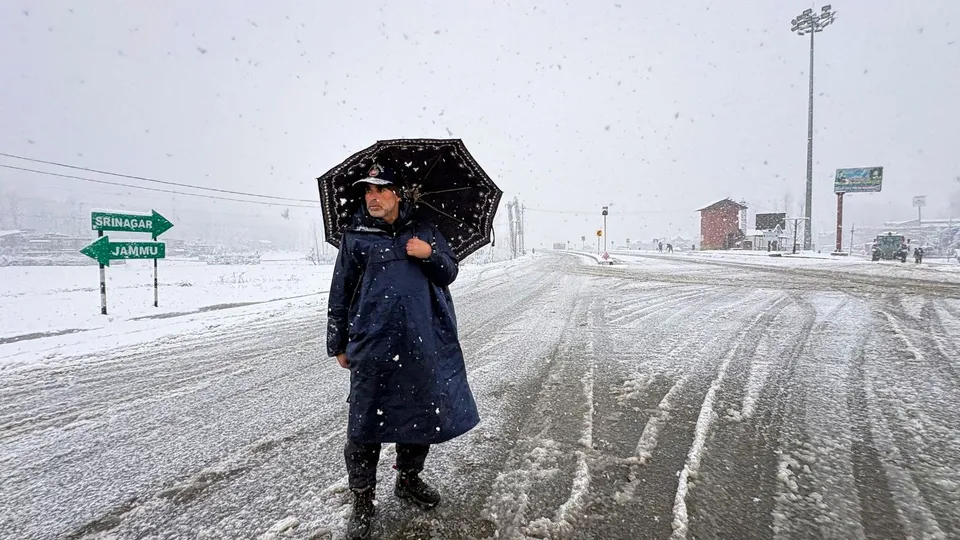 Jammu Srinagar National Highway closed Kashmir Snowfall Anantnag